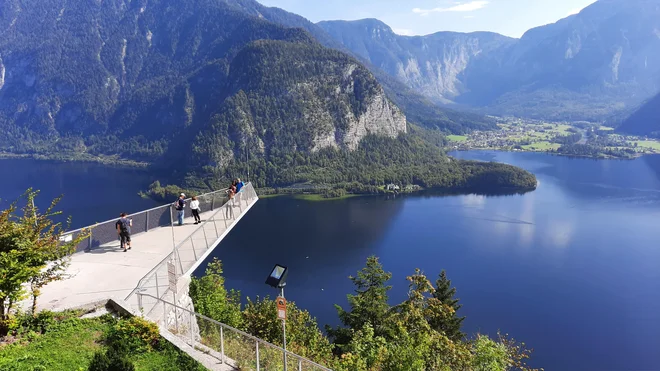 Pogled z razgledne ploščadi zaobjame celotno Halštatsko jezero. FOTO: Urša Izgoršek