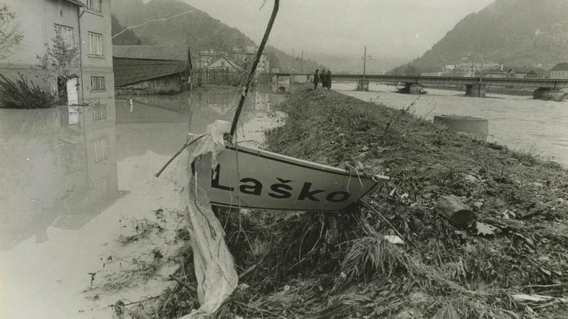Fotografija: Reke so prestopile bregove, zemeljski plazovi so zaprli ceste, odnašali hiše in številne kraje odrezali od sveta. FOTO: Igor Modic/Delo