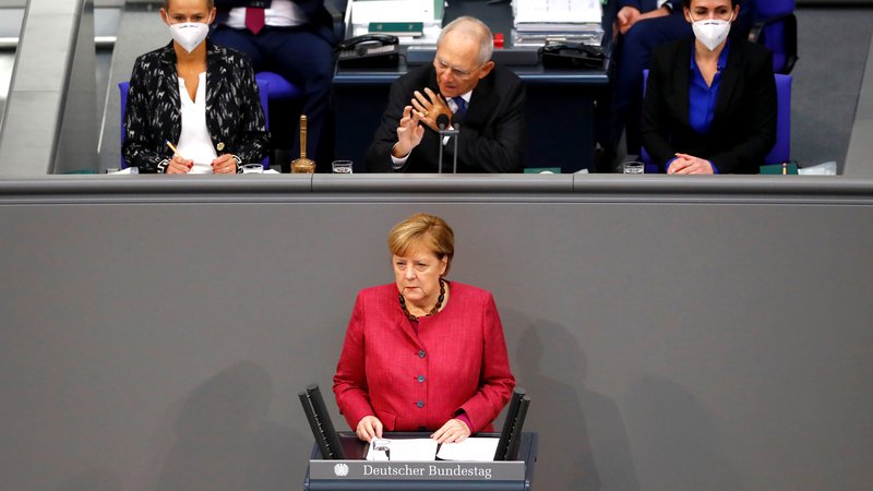 Fotografija: Kanclerka Angela Merkel je podporo najbolj prizadetim dejavnostim obljubila že ob napovedi ukrepov, višina in vsebina paketa pa sta še vedno neznanki. FOTO: Fabrizio Bensch/Reuters