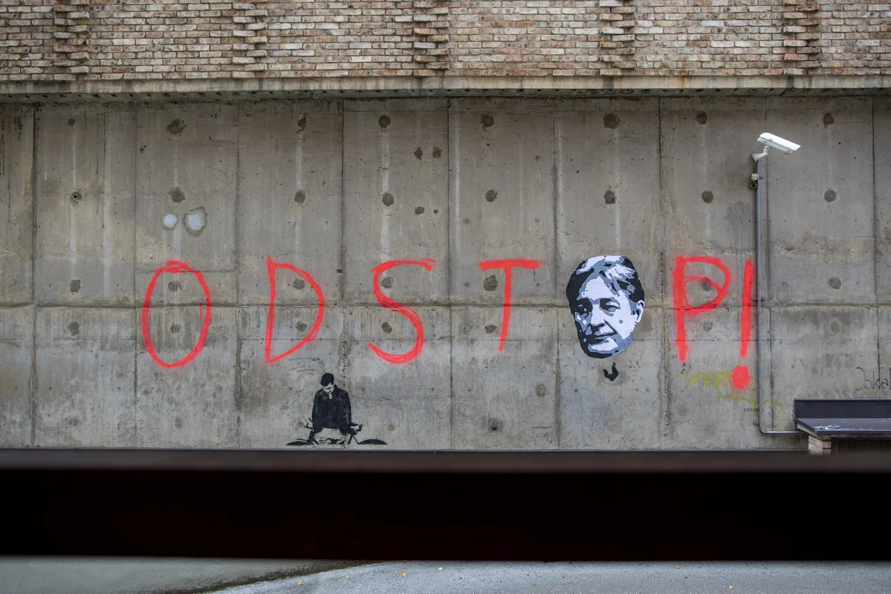 Fotografija: Na mizah aa drugi strani ministrove tablice piše »smrt kulturi«, na ostalih pa podobna gesla. Foto Voranc Vogel/Delo