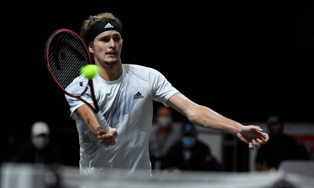 Fotografija: Konec minulega tedna se je Alexander Zverev veselil zmage na teniškem turnirju v Kölnu, potem pa se je zveznik otepal obtožb nekdanjih srčnih izbrank. FOTO: Ina Fassbender/AFP