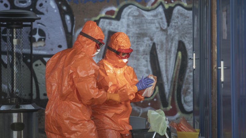 Fotografija: Testiranje v prvem valu epidemije. FOTO: Voranc Vogel/Delo