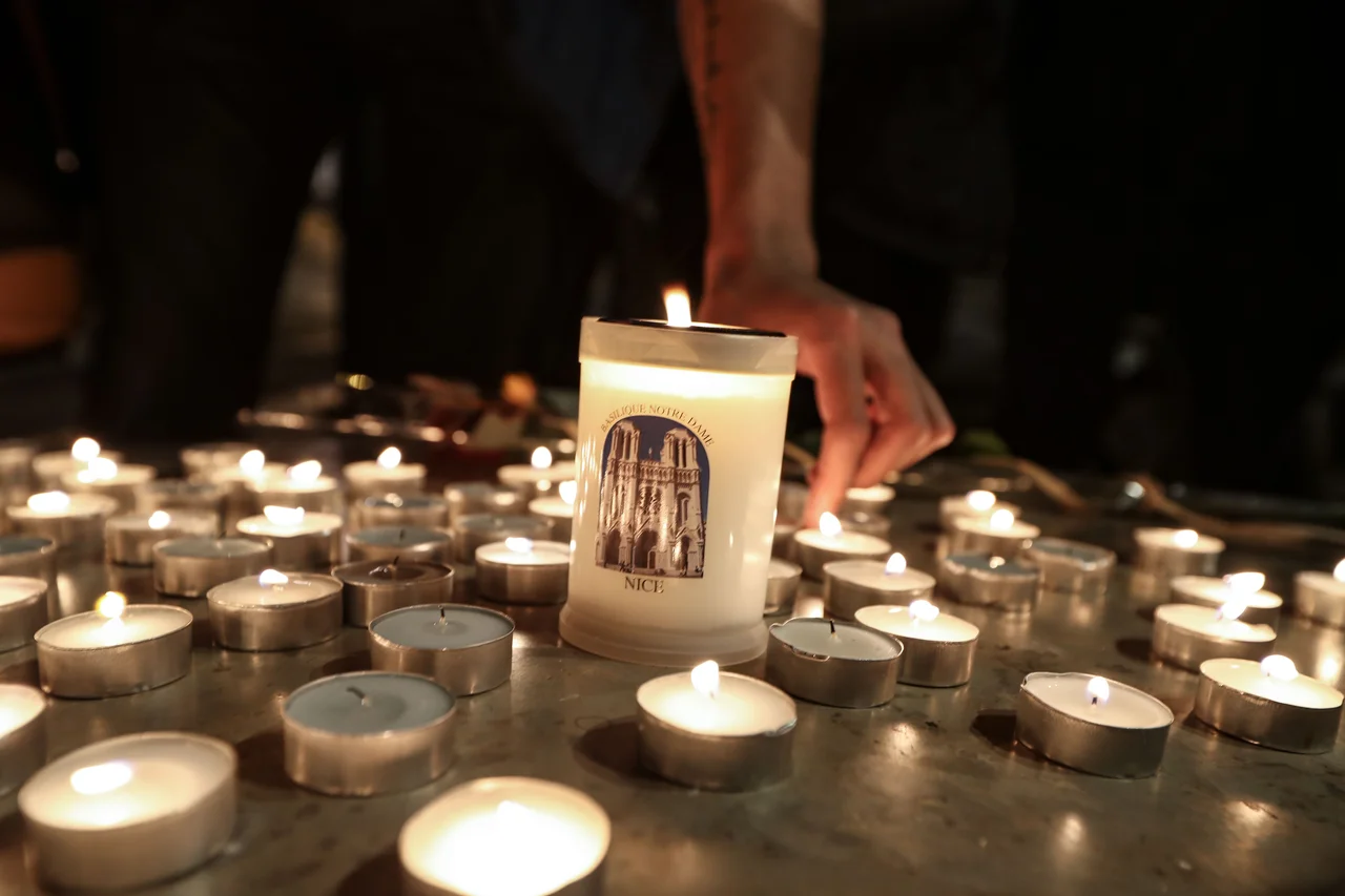 Fotografija: Po Franciji v spomin na žrtve napada prižigajo sveče. FOTO: Valery Hache/AFP