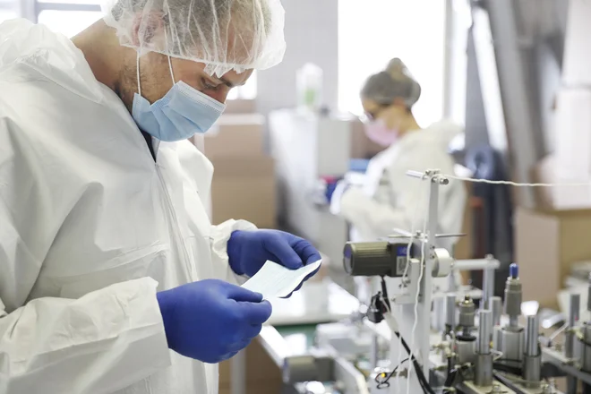 Strukture S-proteina so ključne za načrtovanje novih cepiv, medtem ko je virusna proteaza glavna tarča za razvoj zdravil. Pri aidsu se je ravno virusna proteaza izkazala za uspešno tarčo. FOTO:Leon Vidic/Delo