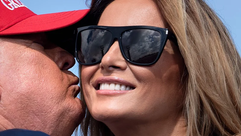 Fotografija: Poljub Trumpa na lice prve dame se je zgodil na parkirišču stadiona Raymond James v Tampi, kjer je potekal predvolilni shod, na katerem je Trump nagovoril svoje privržence. FOTO: Brendan Smialowski/Afp