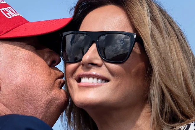 Poljub Trumpa na lice prve dame se je zgodil na parkirišču stadiona Raymond James v Tampi, kjer je potekal predvolilni shod, na katerem je Trump nagovoril svoje privržence. FOTO: Brendan Smialowski/Afp<br />
&nbsp;