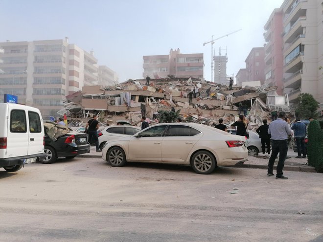 Porušene zgradbe v Izmirju. FOTO: Demiroren News Agency/AFP