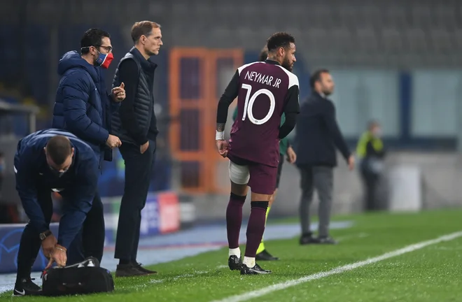 Thomas Tuchel je v sredo zaskrbljeno opazoval povoj na Neymarjevi stegenski mišici. FOTO: Ozan Kose/Reuters