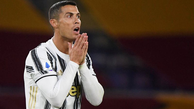 Fotografija: Cristiano Ronaldo se bo lahko kmalu vrnil na nogometna igrišča. FOTO: Alberto Lingria/Reuters