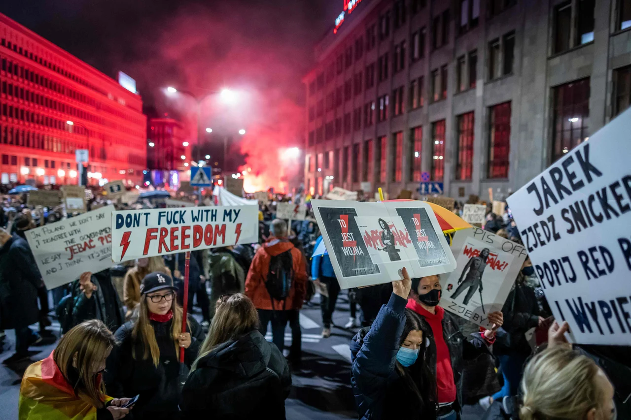 Fotografija: Več deset tisoč ljudi se je v Varšavi in drugih poljskih mestih zbralo tudi danes, ko protestirajo že deveti dan zapored.
FOTO: Wojtek Radwanski/AFP