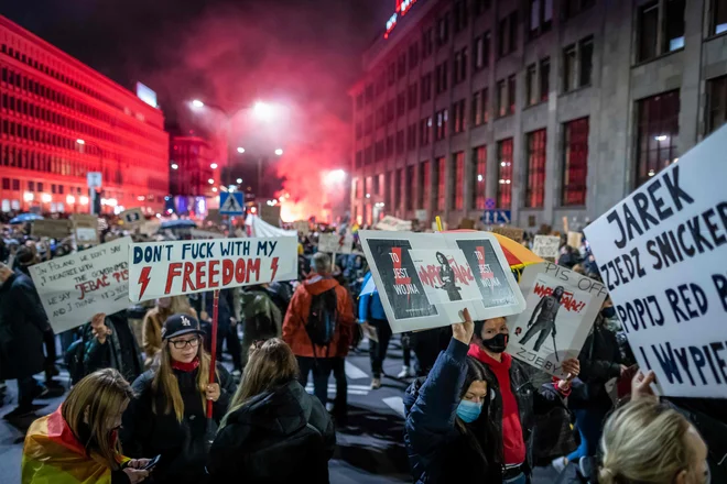 Več deset tisoč ljudi se je v Varšavi in drugih poljskih mestih zbralo tudi danes, ko protestirajo že deveti dan zapored.<br />
&nbsp;FOTO: Wojtek Radwanski/AFP