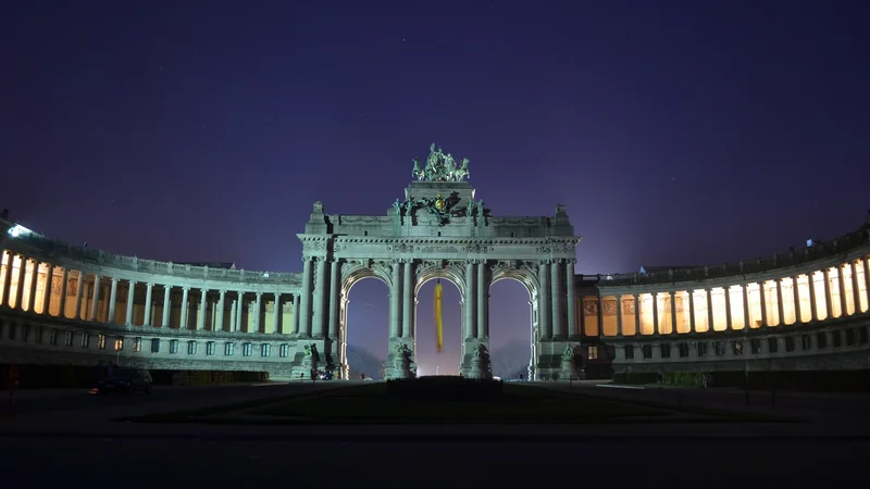 Fotografija: V imenitnem bruseljskem parku Cinquantenaire je zdaj vas za testiranje. FOTO: Shutterstock