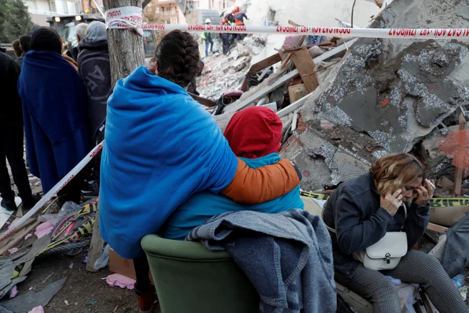 V Izmirju se je porušilo več stavb. FOTO: Murad Sezer Reuters