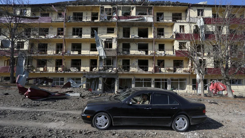 Fotografija: Poškodovana stavba v Šuši. FOTO: Vahram Baghdasaryan/Photolure/Reuters