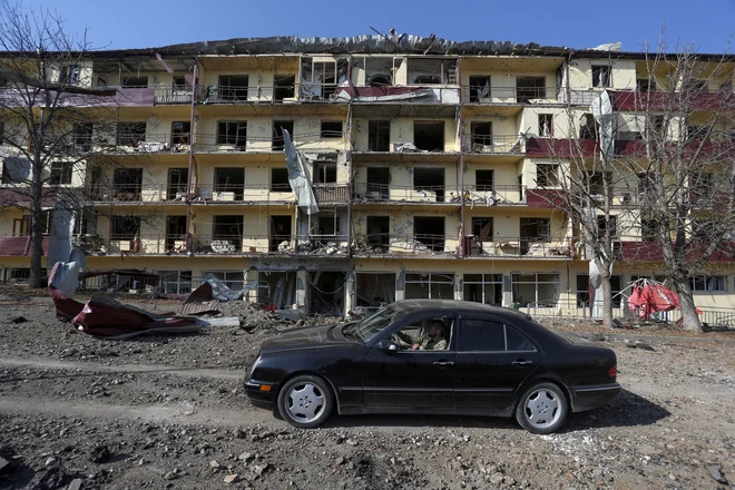 Poškodovana stavba v Šuši. FOTO:&nbsp;Vahram Baghdasaryan/Photolure/Reuters