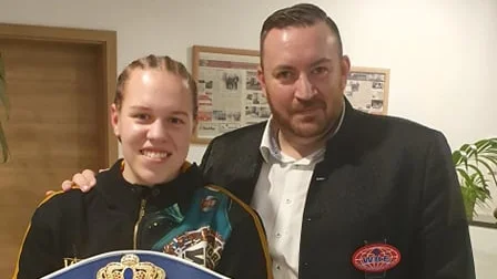 Fotografija: Ema Kozin s šampionskim pasom združenja WBF in izvršnim direktorjem te zveze Chrisom Rösnom. FOTO: Rudolf Pavlin