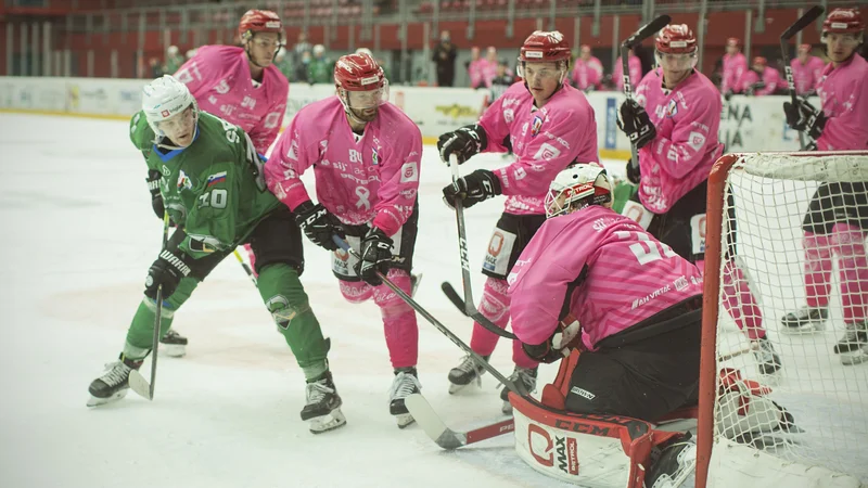 Fotografija: Moštvi Jesenic in Olimpije sta se v zadnjem zanimivem derbiju, 8. oktobra, razšli brez zmagovalca (2:2), zdaj zaradi virusa oba tabora počivata. FOTO: Jure Eržen/Delo