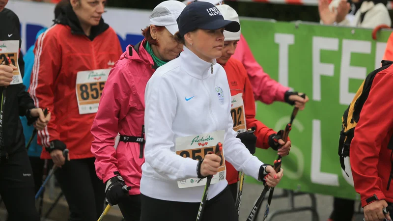 Fotografija: Vseh šest ustreznih študij v pregledu je pokazalo, da so preiskovanci s palicami ponavadi hodili hitreje. FOTO: Tadej Regent/Delo
