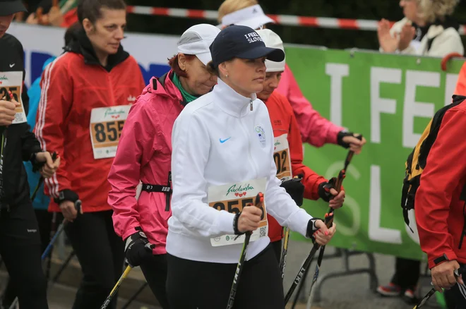 Vseh šest ustreznih študij v pregledu je pokazalo, da so preiskovanci s palicami ponavadi hodili hitreje. FOTO: Tadej Regent/Delo&nbsp;