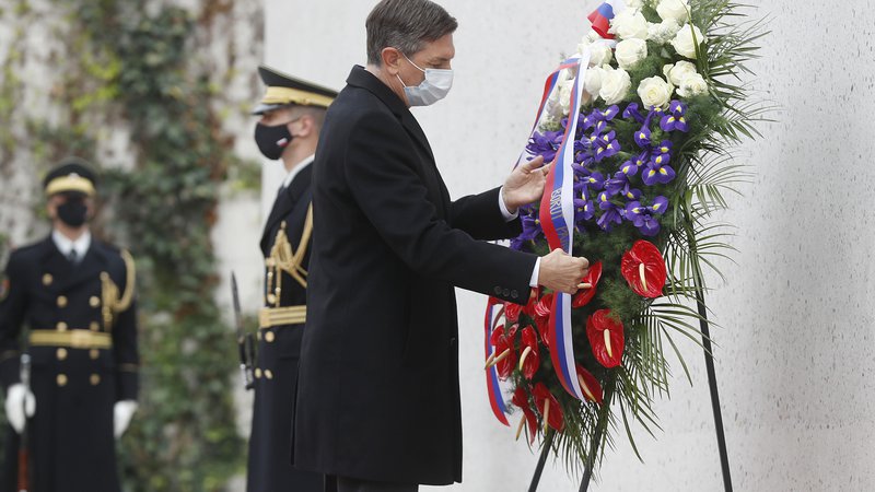 Fotografija: Predsednik Republike Slovenije Borut Pahor je ob dnevu spomina na mrtve z državno delegacijo položil venec k Spomeniku vsem žrtvam vojn in z vojnami povezanim žrtvam na Kongresnem trgu. FOTO: Leon Vidic/Delo