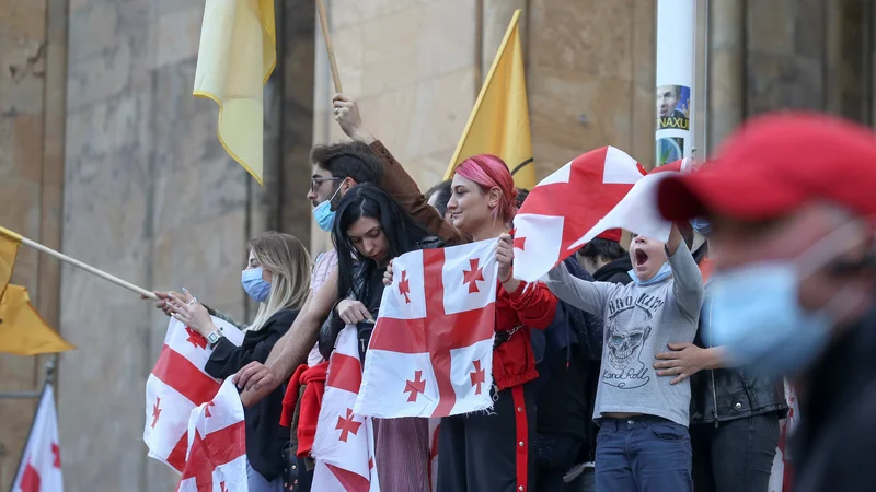 Fotografija: V nedeljo so se, v protestu proti rezultatom volitev, na ulice podali podporniki opozicije. FOTO: Irakli Gedenidze/Reuters