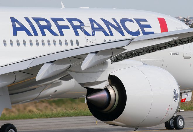 Air France med 7. novembrom in 16. decembrom začasno ukinja lete Ljubljana-Pariz. FOTO: Regis Duvignau/Reuters