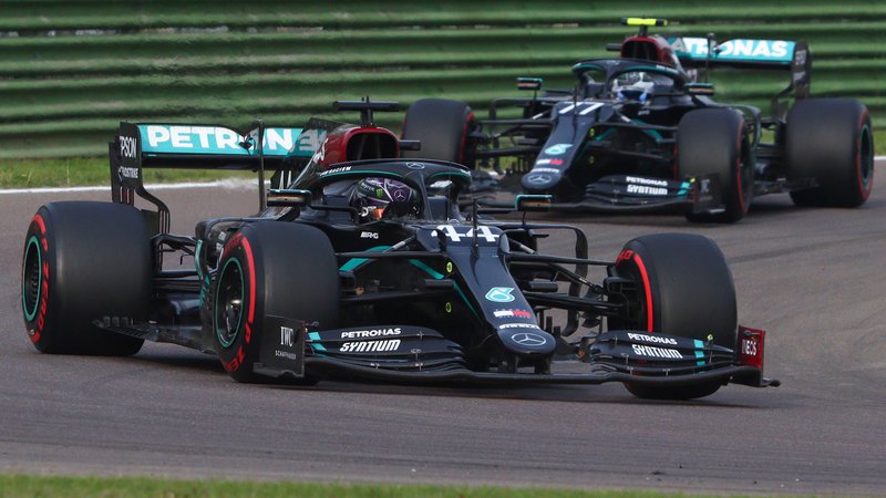 Fotografija: Mercedesova zvezdnika Lewis Hamilton in Valtteri Bottas sta slavila novo dvojno zmago v formuli 1. FOTO: Davide Gennari/AFP