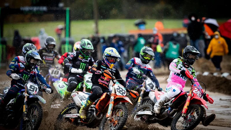 Fotografija: Iz gruče motokrosistov se vidi, kdo je resnična kakovost, kot je to primer pri Timu Gajserju, skrajno desno. FOTO: Kristof Van Accom/AFP