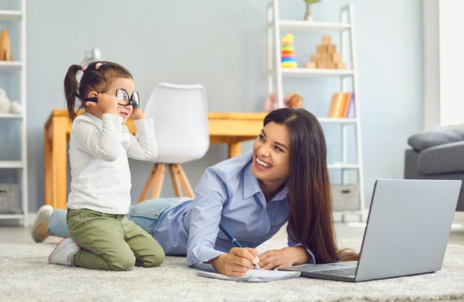 Ob takšnem ležečem položaju nam bo hrbtenica po dolgotrajnem sedenju celo hvaležna. FOTO: Shutterstock