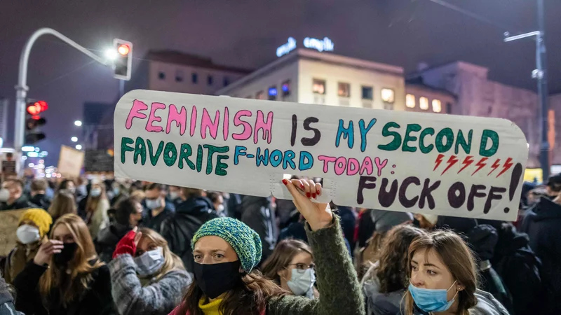 Fotografija: Najbolj množični protesti proti omejevanju pravice do splava že skoraj dva tedna potekajo v Varšavi. FOTO: Wojtek Radwanski/AFP