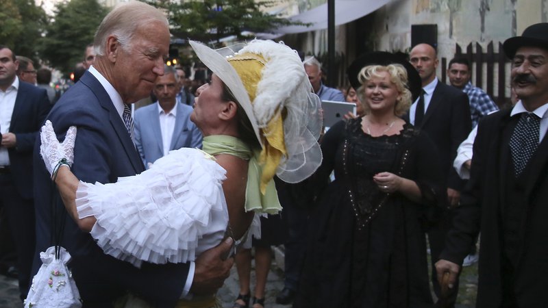 Fotografija: Joe Biden, takrat podpredsednik v administraciji Baracka Obame, je leta 2016 ob obisku Srbije zaplesal na ulicah Beograda. Foto: Djordje Kojadinović/Reuters