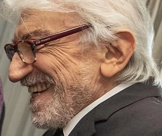 Gigi Proietti je bil razpet med dramskimi deli in komedijo, verjetno si ga bo večina ljudi zapomnila po vlogah, v katerih je sonarodnjakom na obraze risal nasmehe. FOTO: Wikipedia
