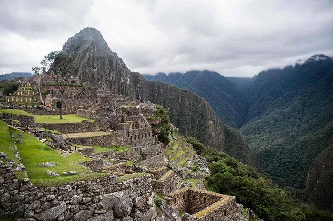 Prvi vlak z obiskovalci je v kraj Machu Pichu pueblo, ki je najbližji starodavnemu inkovskemu mestu, prispel v nedeljo dopoldne, prve turiste pa v Machu Picchuju pričakujejo danes. FOTO: Ernesto Benavides/AFP