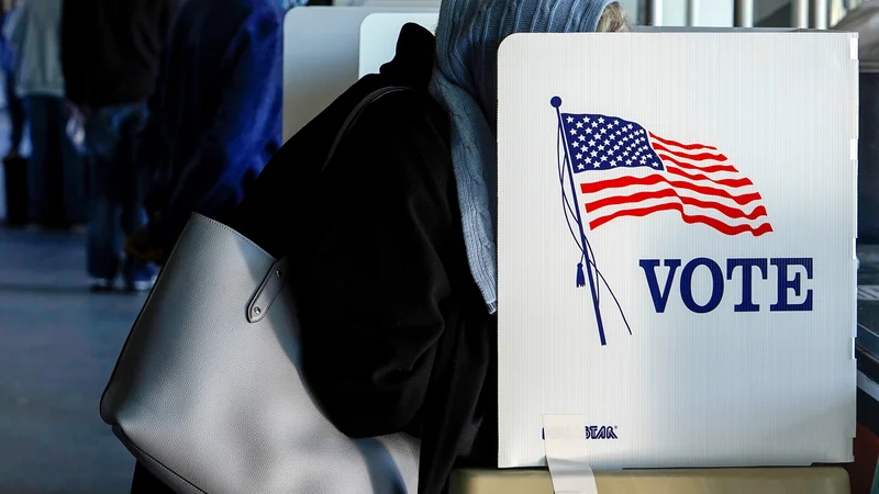 Fotografija: FILE PHOTO: A voter fills out her ballot during early voting at ONEOK Field in Tulsa, Oklahoma, U.S., October 30, 2020. REUTERS/Nick Oxford/File Photo