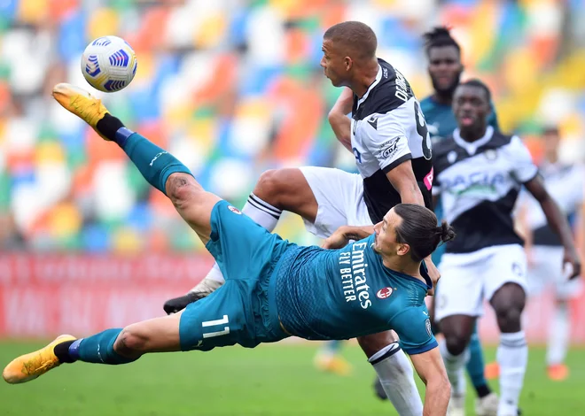 Vodilni Milan, pri katerem blesti 39-letni Zlatan Ibrahimović, je gostoval v Vidmu , kjer je z 2:1 premagal&nbsp;Udinese. Švedski zvezdnik, ki se je vrnil po okužbi s koronavirusom, je v odlični formi, saj je po štirih odigranih&nbsp;tekmah že pri sedmih golih. V 83. minuti je&nbsp; s škarjicami poskrbel za nove tri točke Milana, ki ostaja na vrhu prvenstvene lestvice. FOTO: Daniele Mascolo/Reuters