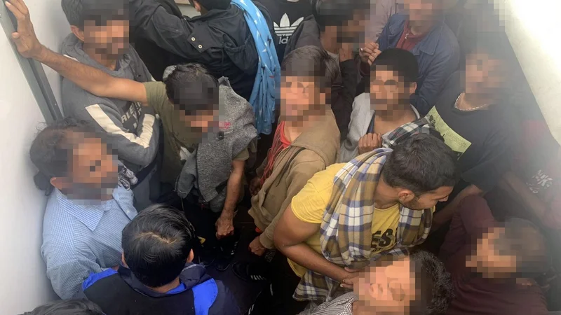 Fotografija: Migranti se večkrat takole gnetejo v tovornih vozilih. FOTO: Policija