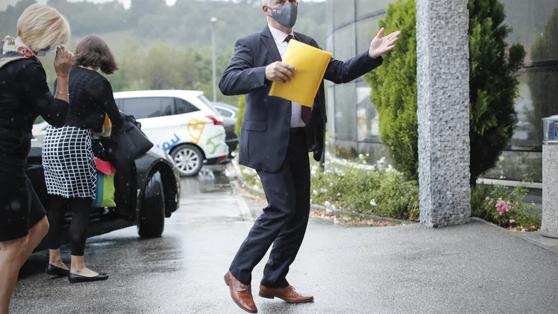 Fotografija: Tomaž Gantar, minister za zdravje, je poslanski skupini včeraj povedal, da »napetosti« v koaliciji čuti, a vseeno meni, da ga Janez Janša ne bo zamenjal. FOTO: Uroš Hočevar/Delo