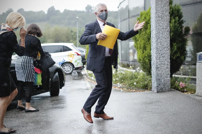 Tomaž Gantar, minister za zdravje, je poslanski skupini včeraj povedal, da &raquo;napetosti&laquo; v koaliciji čuti, a vseeno meni, da ga Janez Janša ne bo zamenjal. FOTO: Uroš Hočevar/Delo