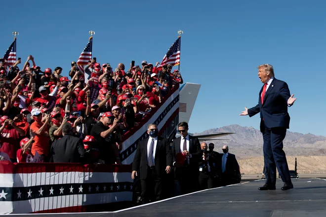 Kar zadeva scenarije nadaljnjih dogodkov ZDA, je Trump v določeni prednosti, ker jih ima na voljo več kot Biden. FOTO: Brendan Smialowski/AFP