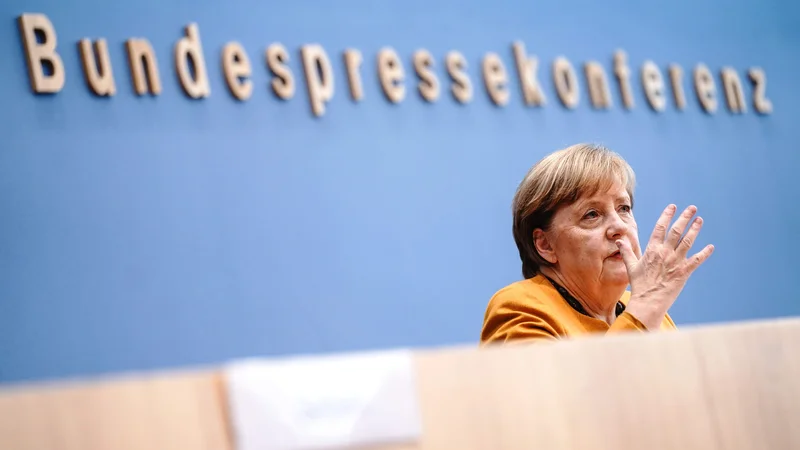 Fotografija: Nemška kanclerka Angela Merkel je na novinarski konferenci, na kateri je pojasnjevala razloge za vnovično zaprtje javnega življenja, med drugim pozvala ljudi k solidarnosti in razumnosti. Foto Kay Nietfeld/AFP