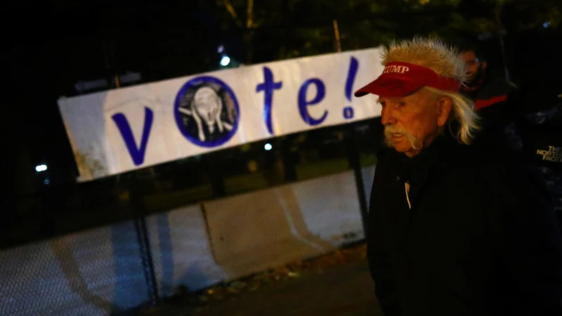 Fotografija: Trumpov volilec na trgu, posvečenemu gibanju Življenja temnopoltih štejejo v prestolnici Washington. Foto Hannah Mckay Reuters