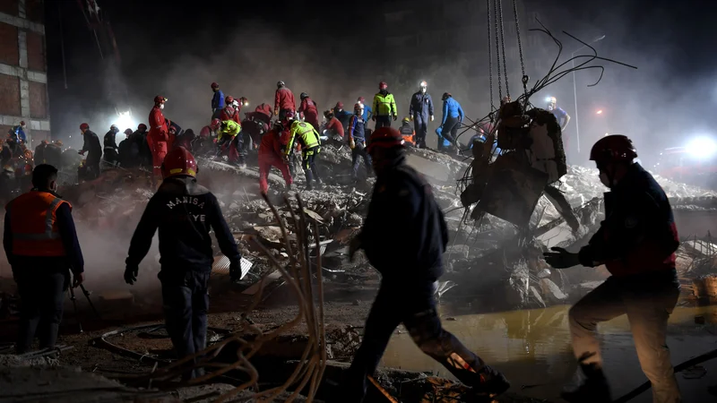Fotografija: Potem ko je bilo mnogo objektov uničenih ali poškodovanih, so v Izmirju ljudje že četrto noč preživeli v šotorih. FOTO: Ozan Kose/AFP