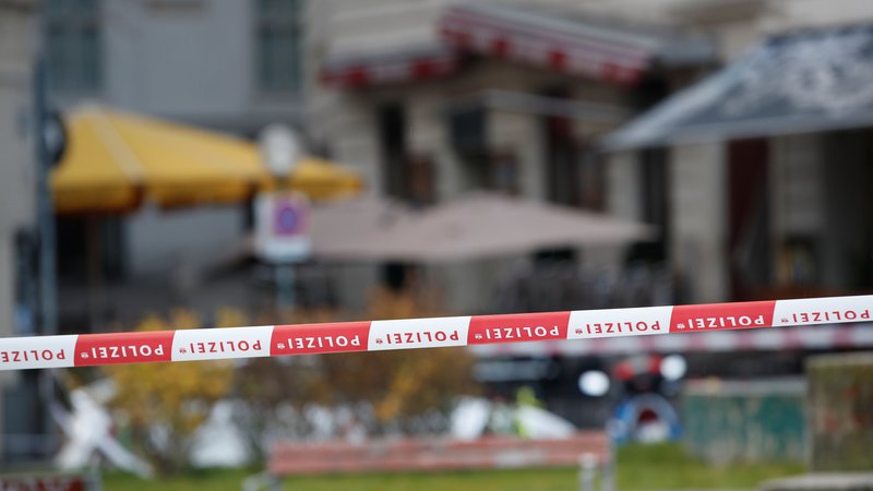 Fotografija: Dunajsko mestno središče okrog kraja napada je danes zaprto, v njem je le veliko policije. FOTO: Leonhard Foeger/ Reuters