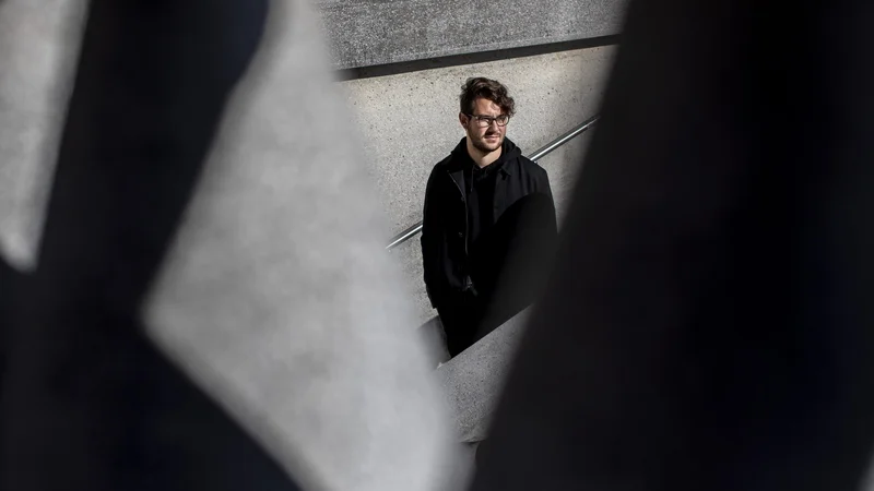 Fotografija: Primožiči se je zbližal z gledališčem in poezijo že na Gimnaziji Celje - Center, kjer je pesnil pod mentorstvom Kristiana Koželja ter Petra Semoliča. Foto Voranc Vogel