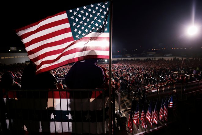 A U.S. flag is seen as supporters attend U.S. President Donald Trump's campaign rally at Kenosha Regional Airport in Kenosha, Wisconsin, U.S., November 2, 2020. REUTERS/Carlos Barria Foto Carlos Barria Reuters