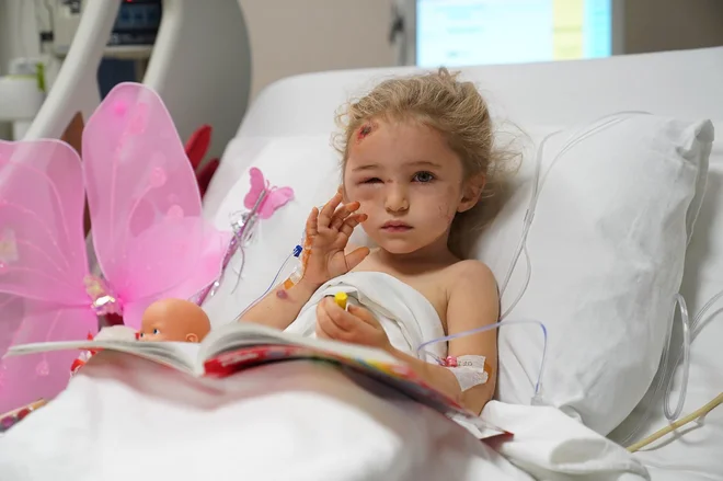 3-letna turška deklica Elif Perincek, ki so jo po potresu sedme stopnje rešili iz porušene stavbe v egejskem pristaniškem mestu Izmir, je v bolnišnični oskrbi. Reševalci od 1. novembra v Izmirju iščejo preživele v ruševinah osmih stavb, kljub vse manjšem upanju na preživele. FOTO: Afp