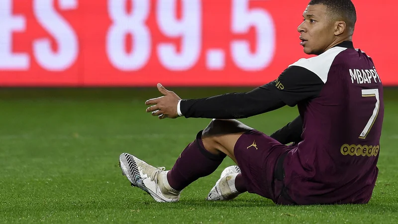 Fotografija: Kylian Mbappe si je na zadnjem gostovanju PSG v francoskem prvenstvu v Nantesu poškodoval tetivo, zaradi česar bo izpustil pomembno tekmo lige prvakov v vzhodni Nemčiji. FOTO: Sebastien Salom-gomis/AFP