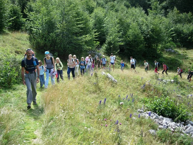 Otrokom je v odgovorih na še tako težka vprašanja treba prikazati realno sliko, pravi psiholog Žarko Trušnovec. Fotografija je bila posneta pred epidemijo. FOTO: Osebni arhiv