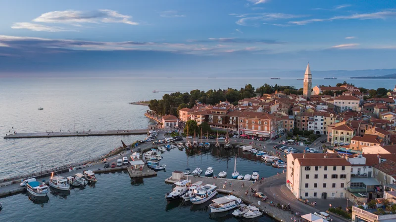 Fotografija: Ribiški mandrač z delom ribiškega pomola FOTO: Riiba
