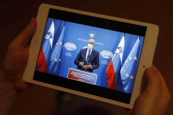 »Slovenija nima najboljšega zdravstvenega sistema v Evropi, ima pa najbolj požrtvovalne ljudi, ki delajo v njem. Zato nihče ne bo ostal brez nujne pomoči ali intenzivne nege. Iskrena in ponovna hvala vsem v belih in modrih haljah,« je dejal Janša. FOTO: Leon Vidic/Delo